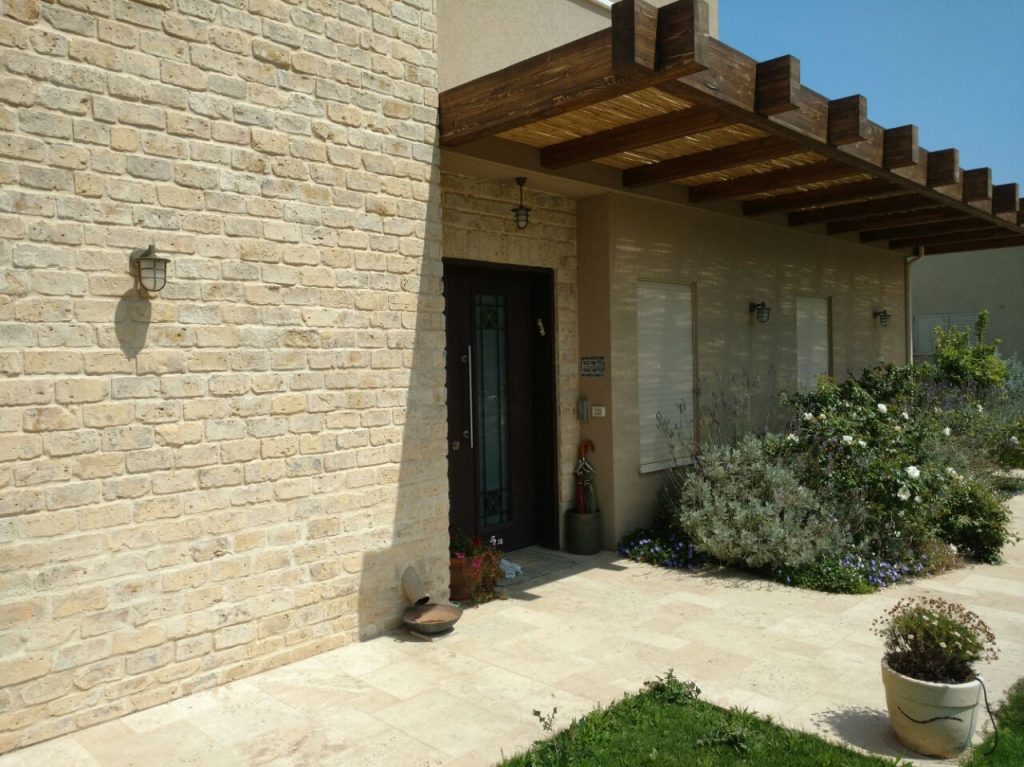 חיפוי חוץ בעזרת חיפוי אבן טבעית